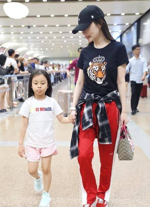 李小璐带甜馨坐人力车游景点,保镖助理贴身跟随,高调出行无人认