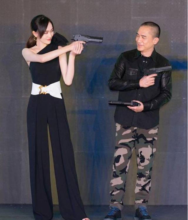 当174的梁朝伟和她站在一起的时候,有可能是唐嫣穿着高跟鞋的缘故