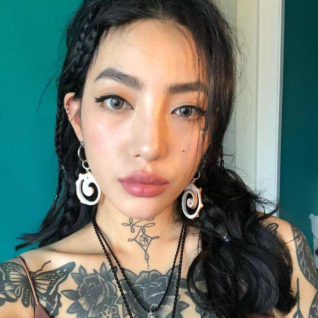 壁池丨这个火辣的韩国网红纹身师,是男人心中的红蔷薇