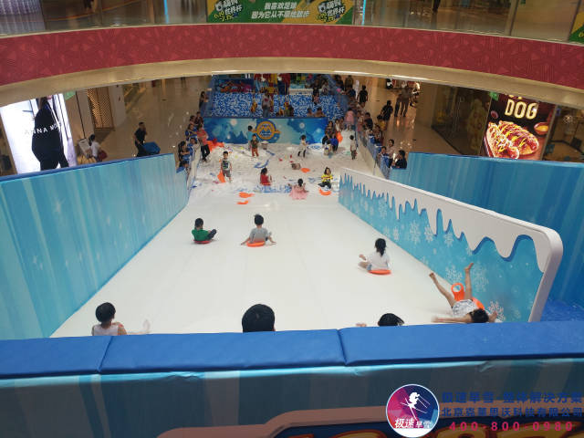 商场里居然有「极速旱雪」,孩子们玩起来都不