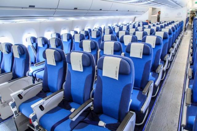 机身宽大的a350 川航熊猫涂装a350总共拥有331个座位,其中商务舱座椅