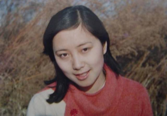 80年代的美女大学生,虽然没有现在这些高档化妆品,但皮肤看起来还是