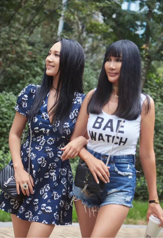 久未露面的张咪和女儿同框,网友傻傻分不清谁是母谁是