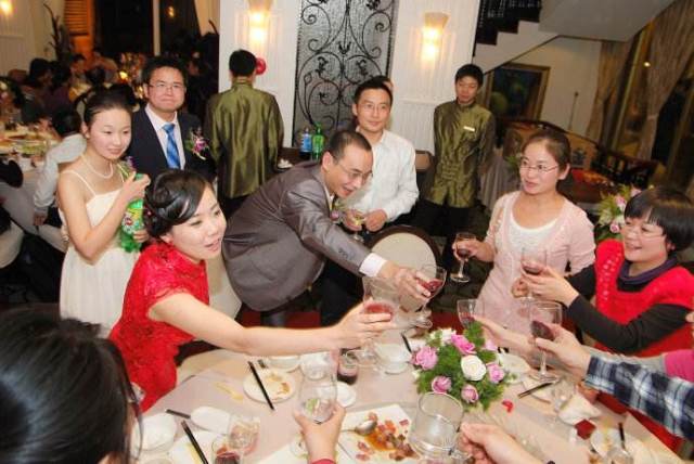 婚宴敬酒时,新娘新郎千万不要做的十件事!