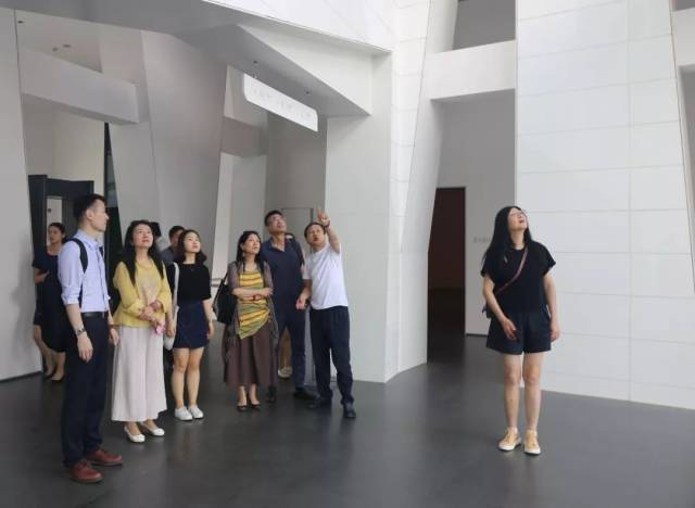 何香凝美术馆副馆长蔡显良,办公室主任樊宁一行参观"刘庆和:同尘"个展