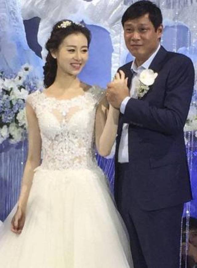 范志毅20岁女儿近照,身材傲人大长腿抢镜,网友:女大变