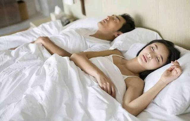 但是外面的人问她们,你们不是男女朋友,合租在一起合适吗,小伙子说