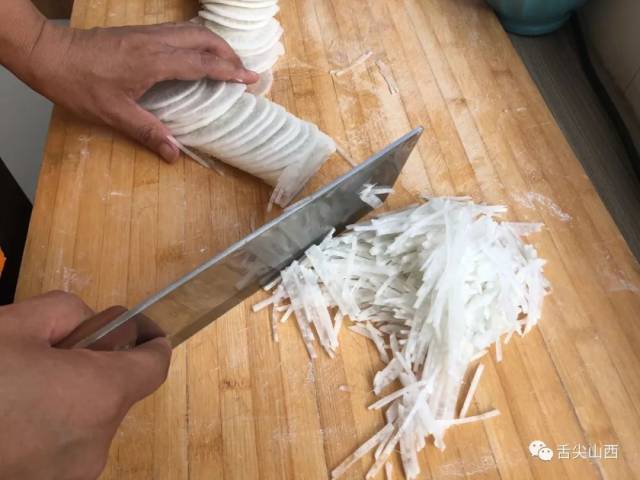 【舌尖美食 凉拌萝卜丝,做起来很简单,味道不简单哦
