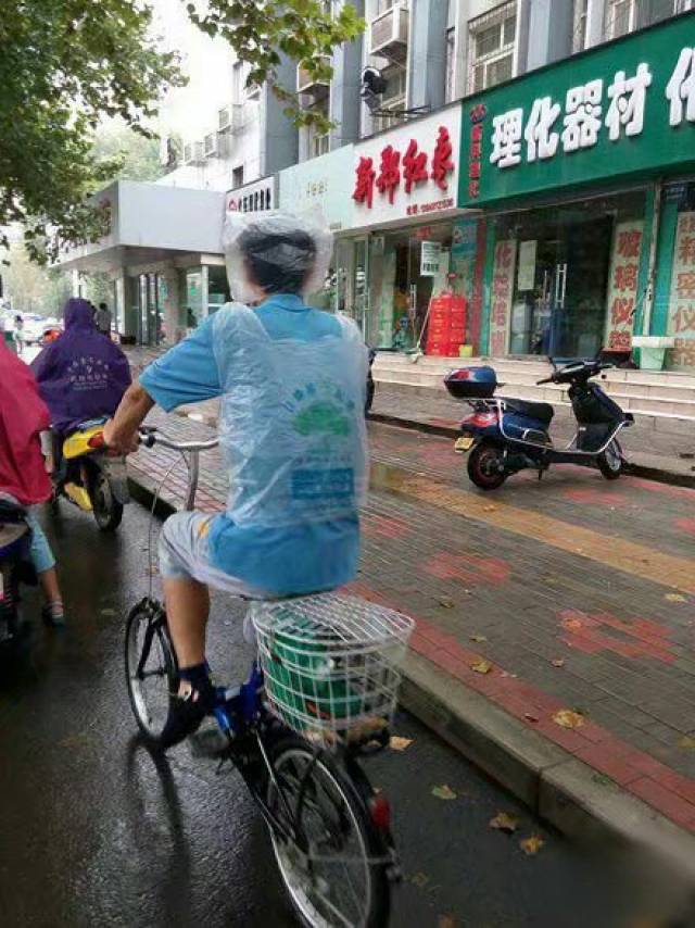 小伙子,你这防雨装备太任性了吧?俩塑料袋就搞定了,太有想象力了,哈哈