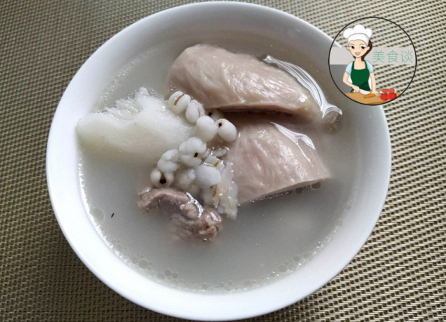 六,淮山煲猪小肚骨头汤准备食材:骨头,猪小肚,淮山,薏米,姜,盐,生粉.