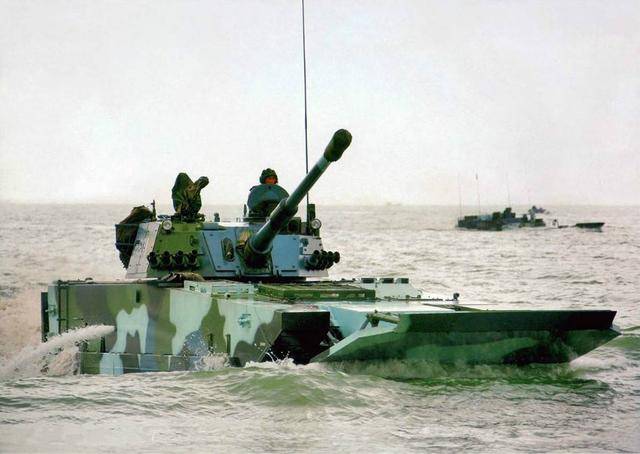 zlt05/05a两栖装甲突击车水上航行(图片来源于:网络)