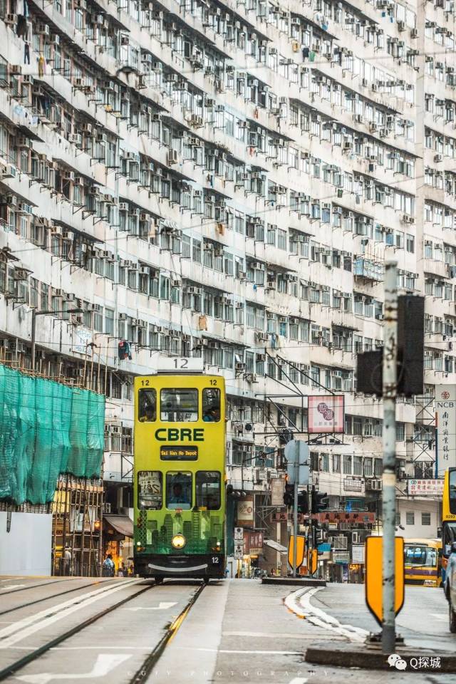 其实是香港的居民区 香港地少人多 最能够体现这一点的就是怪兽大厦了