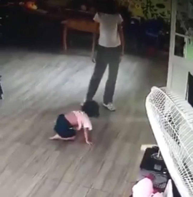 3岁幼女幼儿园午休吵闹被殴打,黄老师:很喜欢她,但我失恋了!