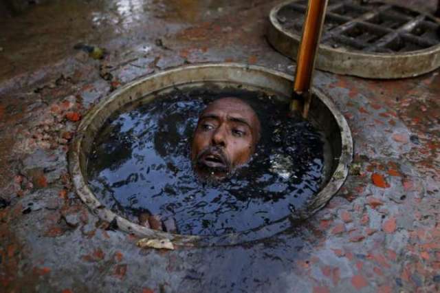 印度下水道"清洁工", 拿着微薄的工资, 却干着最脏最累的活!