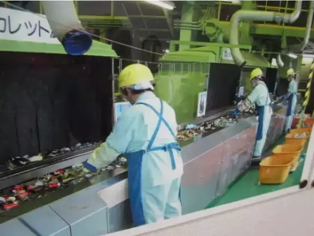 在日本,每个地方都建有垃圾处理厂,在这里不可再生的垃圾被埋藏或用于