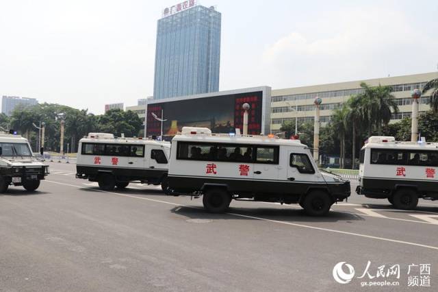 精神抖擞,近百辆警用摩托车,武装"冲锋车",特警运兵车,武警巡逻车等