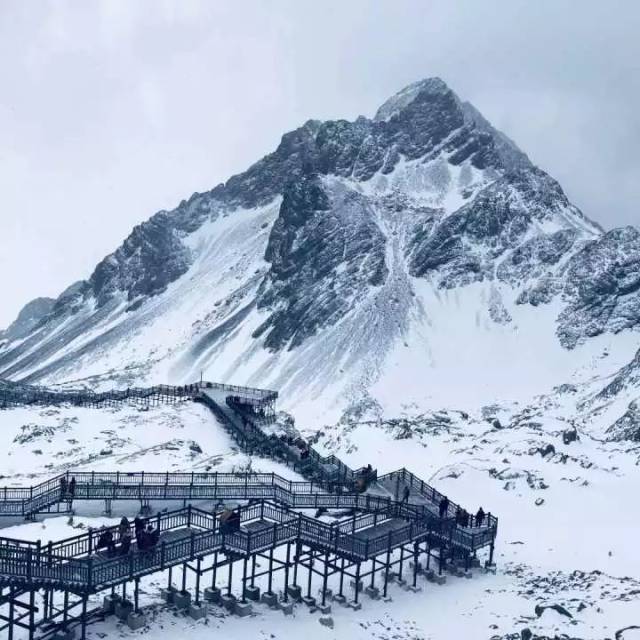 丽江的玉龙雪山终年冰雪,流传于玉龙雪山上的"一米阳光"的传说使无数