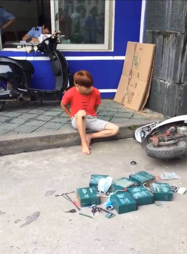 被抓获的电瓶神偷