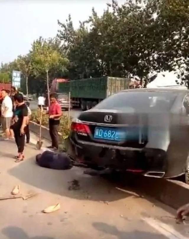 邯郸一名90后女司机发生车祸,撞了7个人!