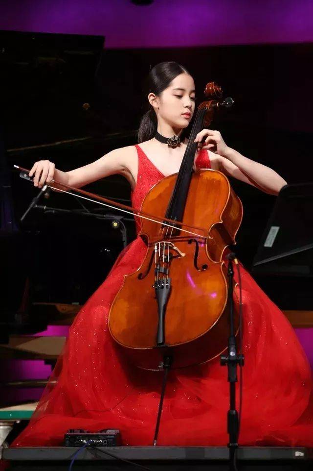 2011年,欧阳娜娜赢得台湾大提琴比赛冠军并以特优第一名保送台湾师大