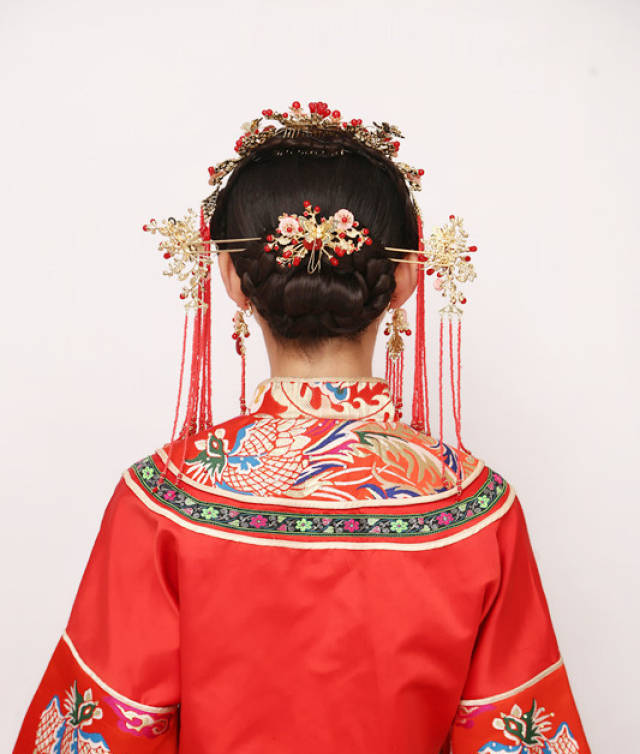 中式秀禾新娘造型最能展现新娘的温婉和妩媚,美美地秀禾新娘造型越来