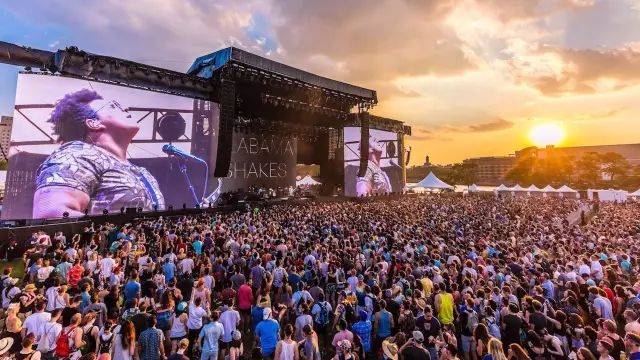 说到美国的音乐节,除了在加州的大沙漠里举行coachella(科切拉),还有