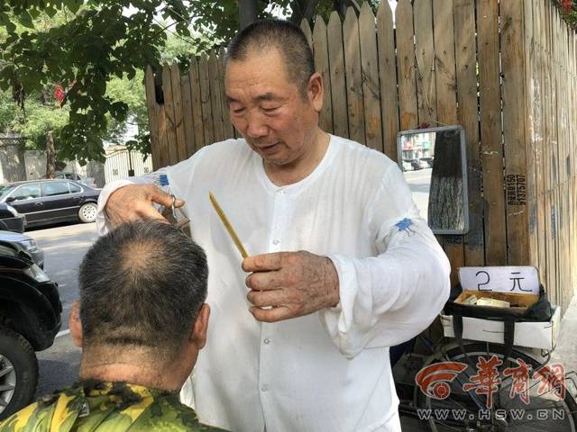 西安66岁退休老军医免费为市民剪发 称只为图个开心