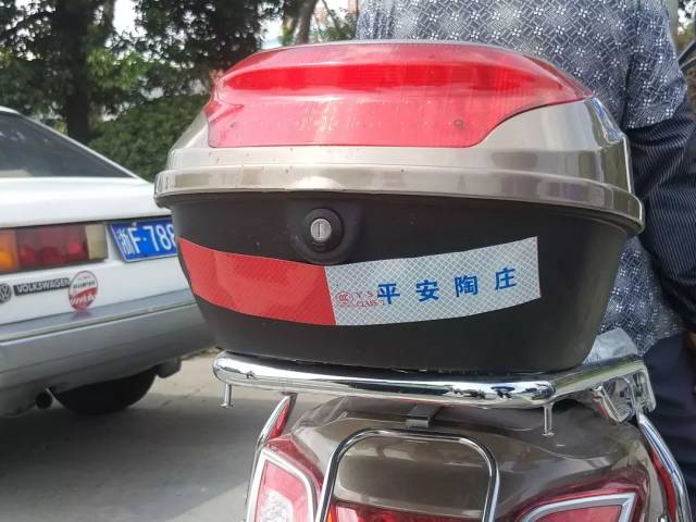 "你电瓶车反光膜没有贴给你贴,最起码头盔要带啊,不要