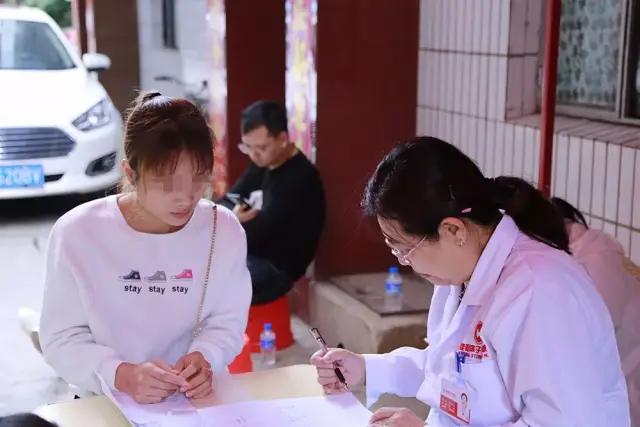 艰辛求子路 送子鸟不孕不育专家义诊带来新希望