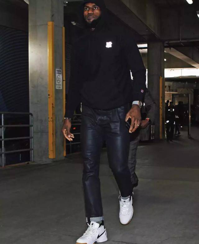 美炸!詹姆斯上脚湖人配色 undefeated x kobe 1 联名!