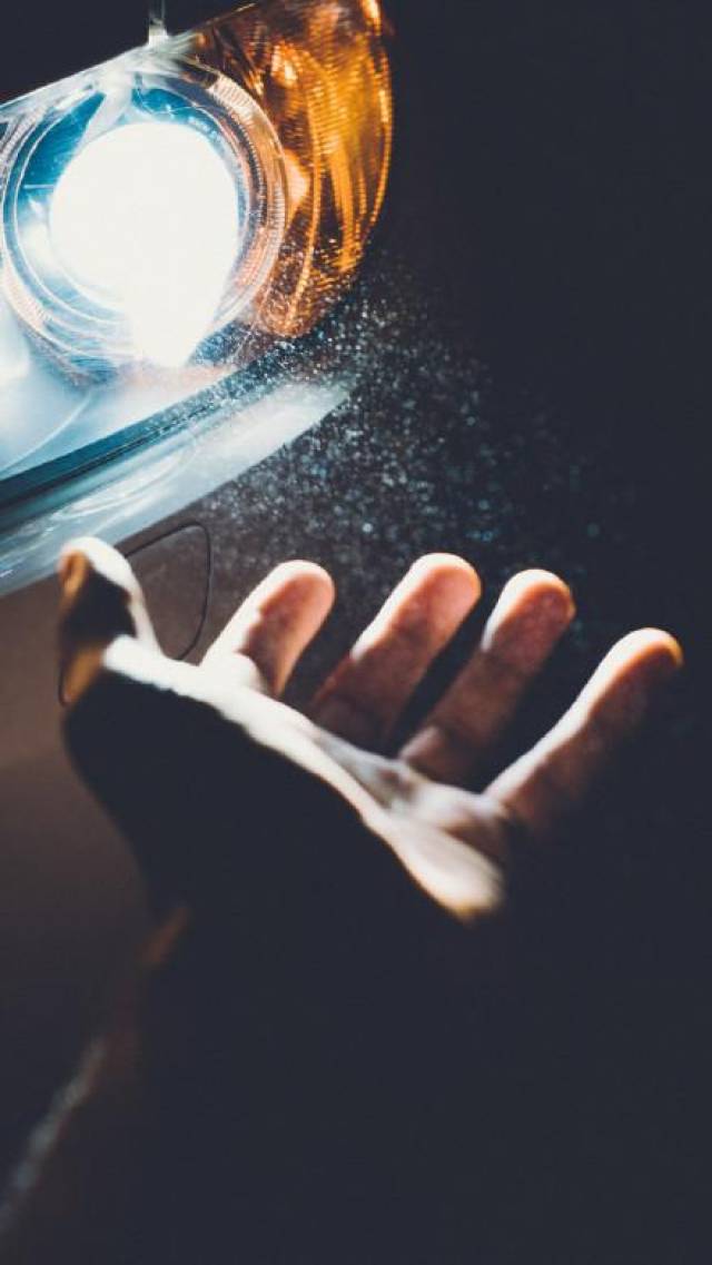 暗色系手机壁纸图片:我宁愿和你吵架,也不愿意去爱别人