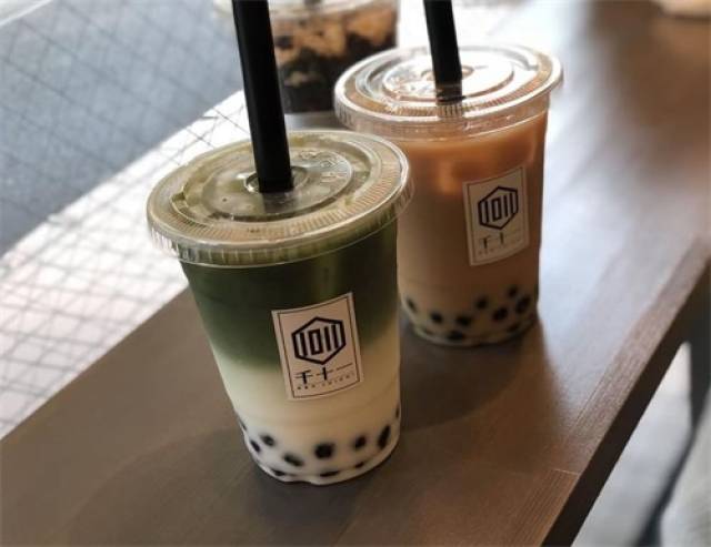 这家奶茶店被评为最适合约会喝的奶茶,大概是因为高颜值吧,包装风格