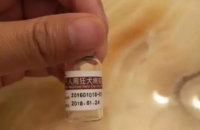 好大胆!诊所竟给女生注射“过期长春长生狂犬病疫苗”
