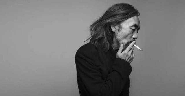 品牌设计师 山本耀司 yohji yamamoto 是八十年代闯入巴黎时装舞台的