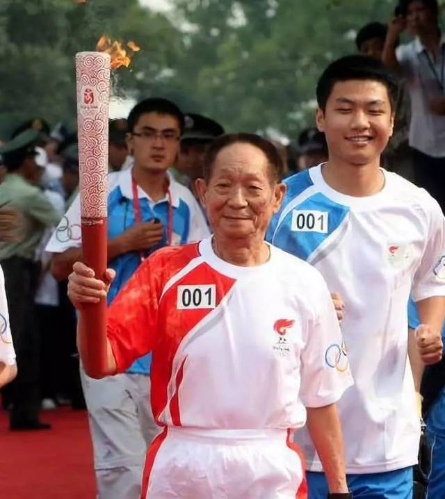 还记得那年,78岁高龄的袁隆平是中国第一棒火炬手.