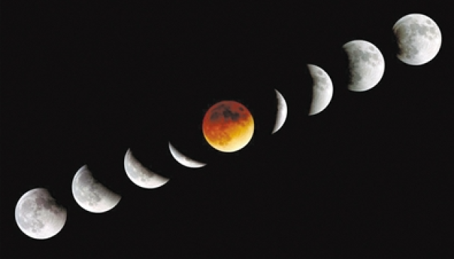 月食期间,月球表面阴影的弧度不断变化,且月牙和阴影部分边界线模糊