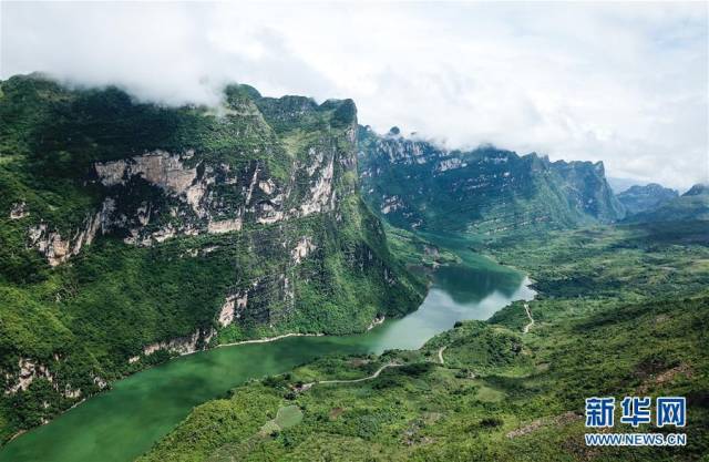 航拍贵州黔西南雄浑北盘江 峡谷岩壁景色美如画