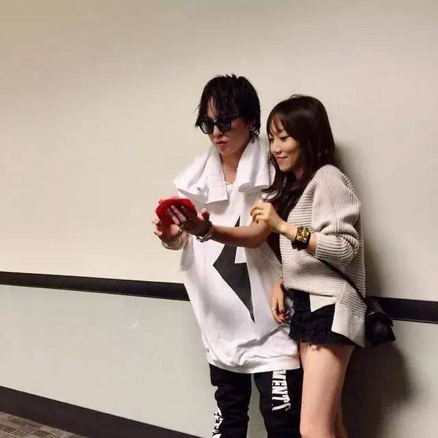 权志龙亲自用手机和女生合照