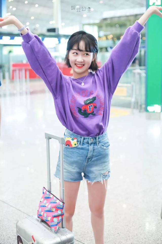 李子璇今天身穿紫色长袖卫衣,短裤,一双休闲的帆布鞋,在与她的短发相