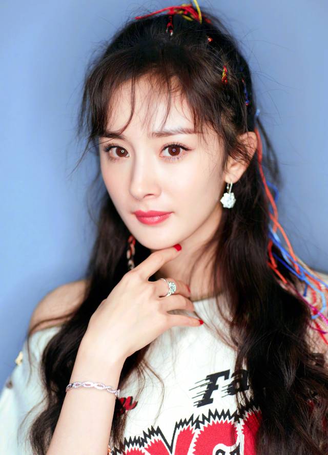 七月女明星丨杨幂当制作人教时尚穿搭,王菲首登综艺依旧如少女图片