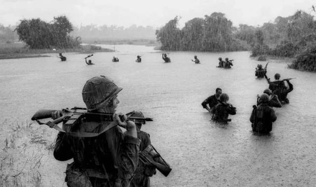 1965年9月25日,南越宾葛县丛林地区,美军173空降旅2营的伞兵把枪械举