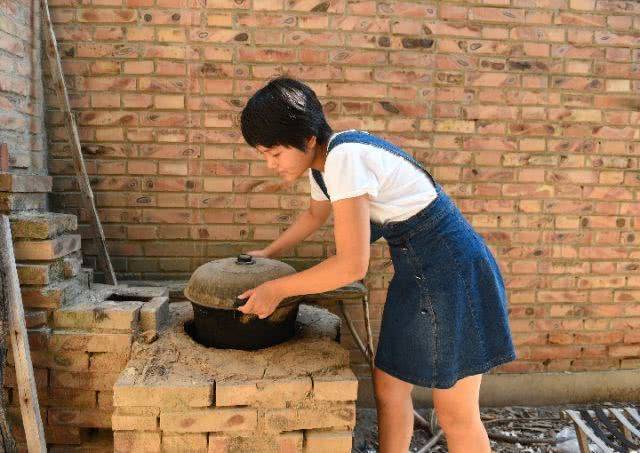 “感谢贫穷”当事人母亲谈育儿:不把考试看得太重要,教她怎么玩