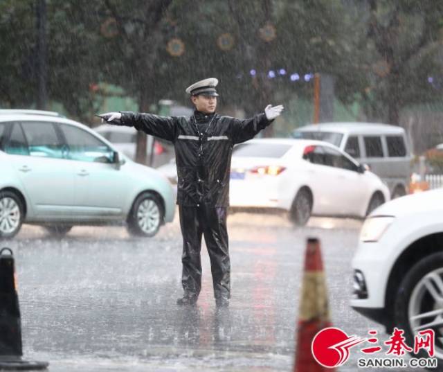 交警雨中指挥交警 葛兰