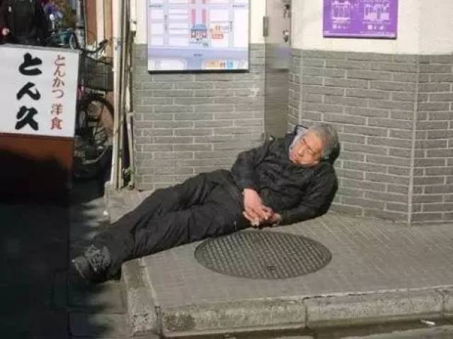 如果给日本流浪汉100万,一天内随便用,他会做些什么?