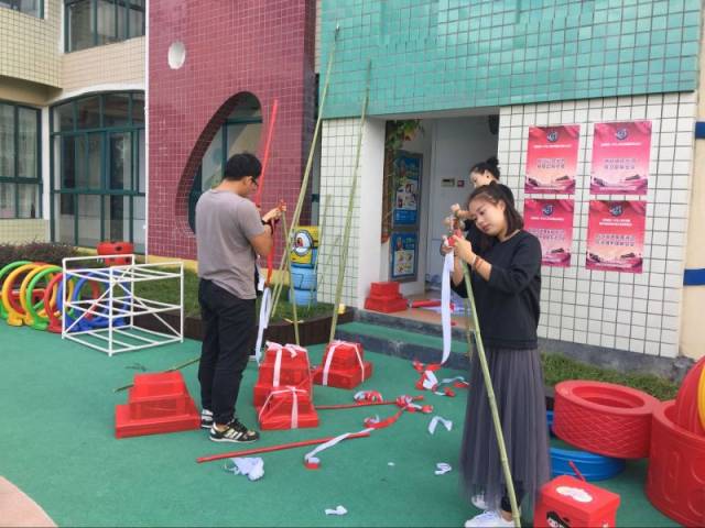 教师和家长亲手制作抬花轿道具