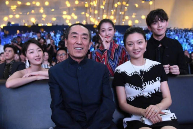 张艺谋一家三口近照曝光!陈婷还美如少女,儿子神似父亲!