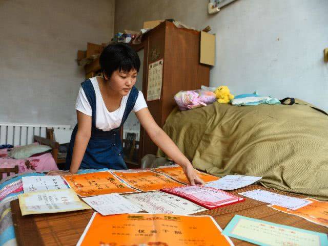 “感谢贫穷”当事人母亲谈育儿:不把考试看得太重要,教她怎么玩