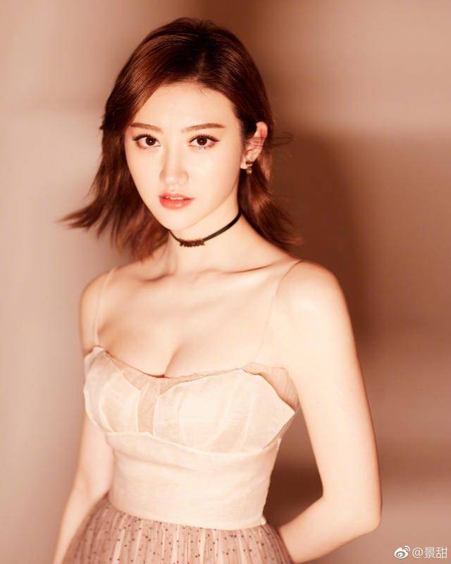 景甜机场近照曝光,凹凸有致难掩傲人身材,网友:是张继科的功劳