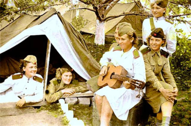 上色老照片:卫国战争中的苏联女兵