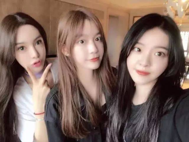 前有小青梅,后有白富美,王一博左右红颜爱哪家?